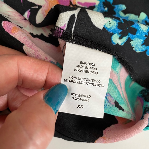 Lily White Nordstrom Tops Beautiful Printed Blouse With Shoulder Cut Outs, XS - Picture 15 of 16